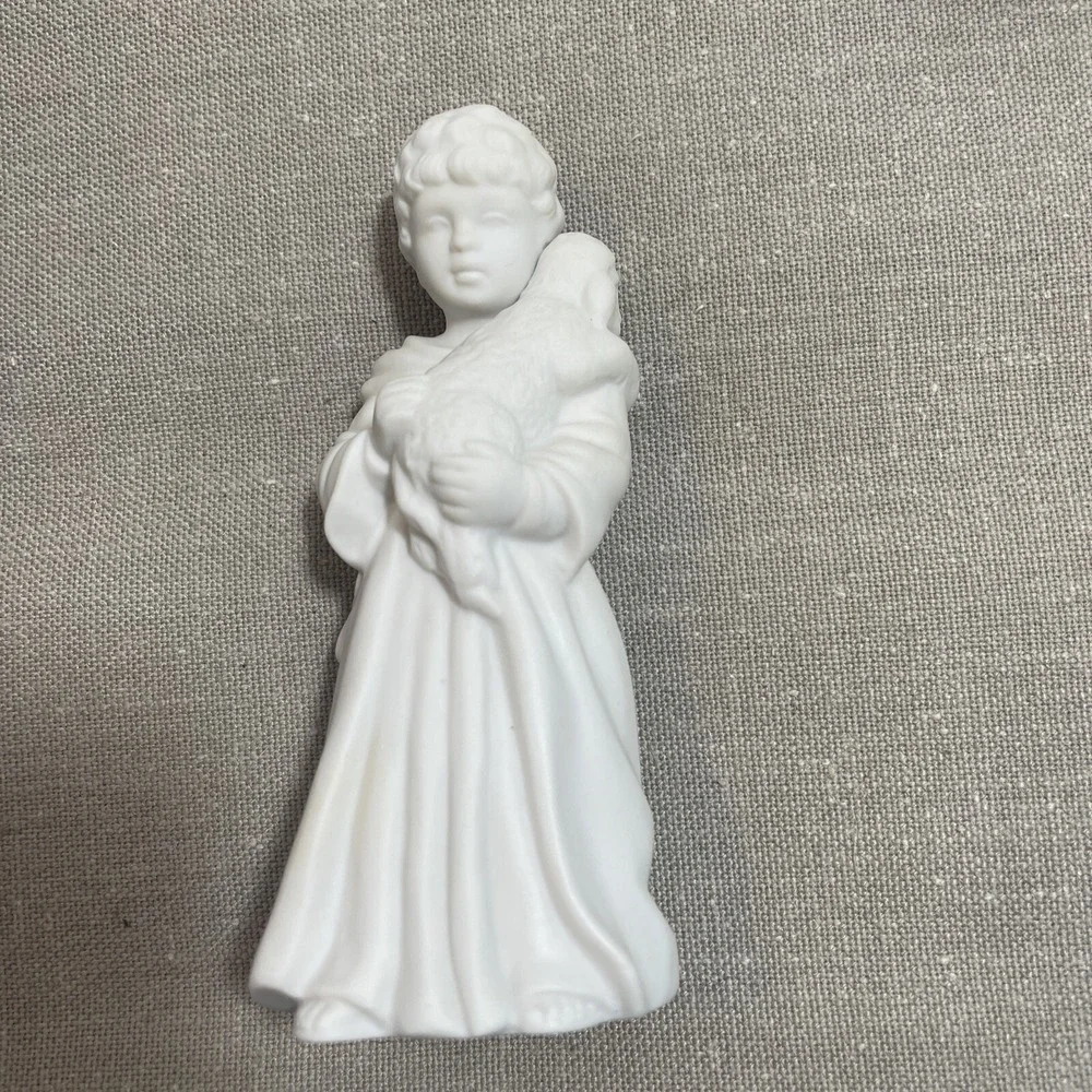 THE SHEPHERD BOY Avon Nativity White Bisque Porcelain Figurine 1983 Original Box